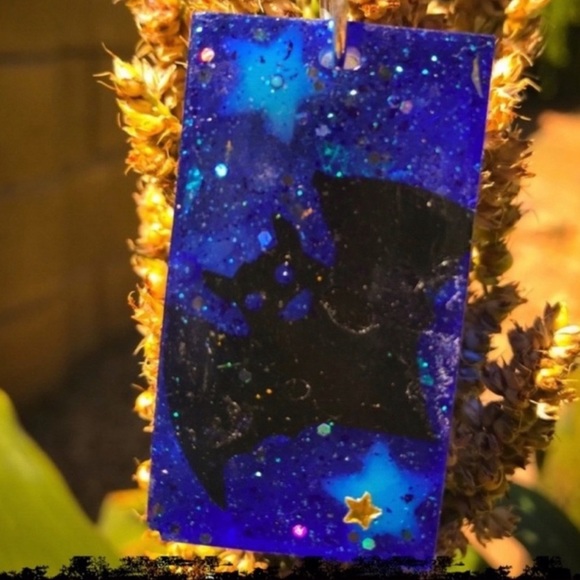 New Handmade Glow In The Dark Blue & Black Bat Necklace Great For Halloween - Picture 3 of 11